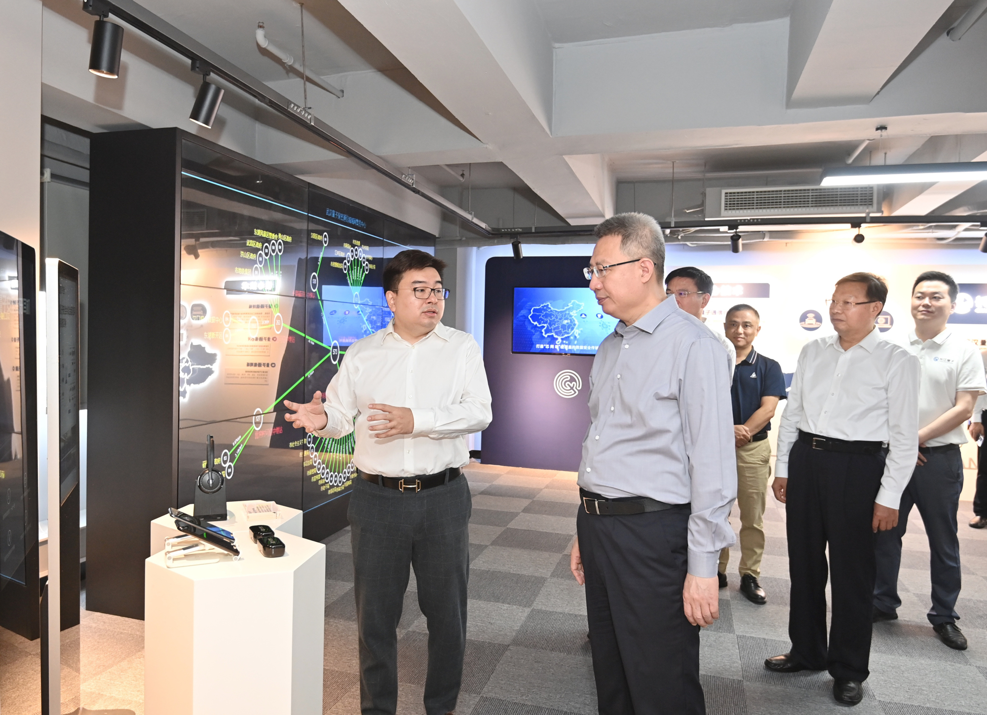 郭元强调研量子科技产业发展：加快推动量子科技产业化，开辟新领域制胜新赛道(图2)
